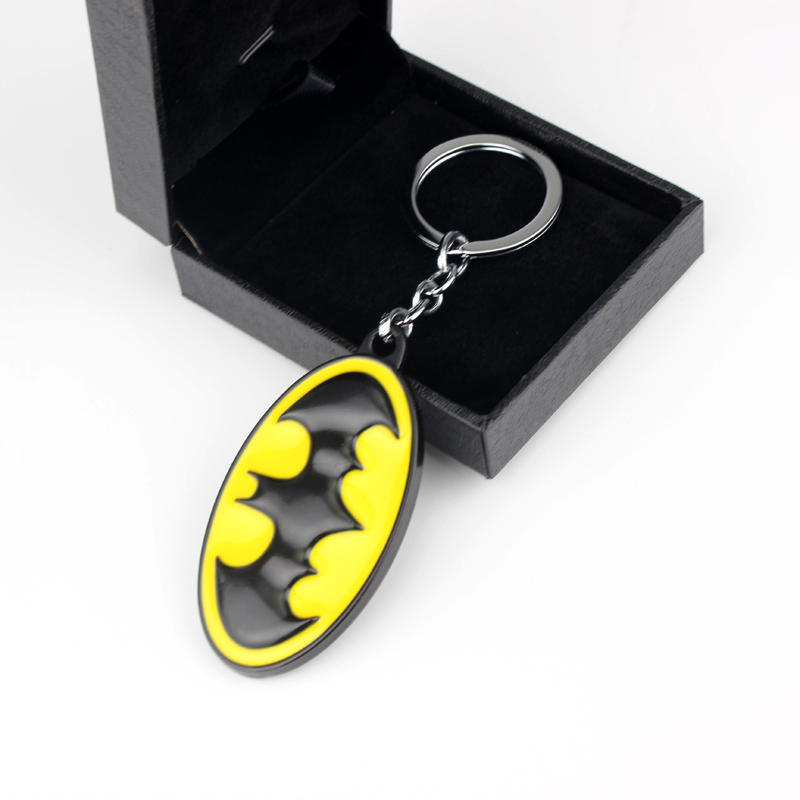 クリエイティブな黒と黄色の楕円形の金属製キーホルダー、バット - Men Fashion Key のレビューと価格